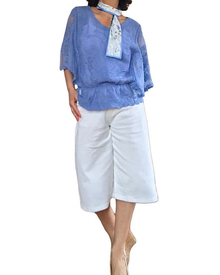 Blouse en voile bleu, dentelle et broderie, élastique à la taille