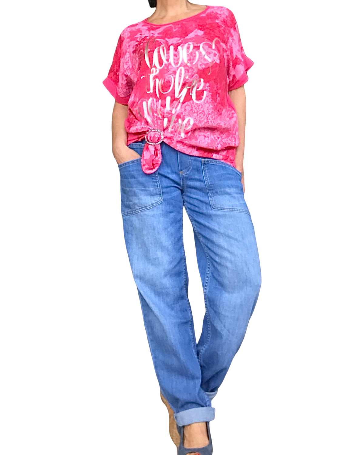 T-shirt fushia ramagé manche courte avec un cordon au bas, écriture argentée