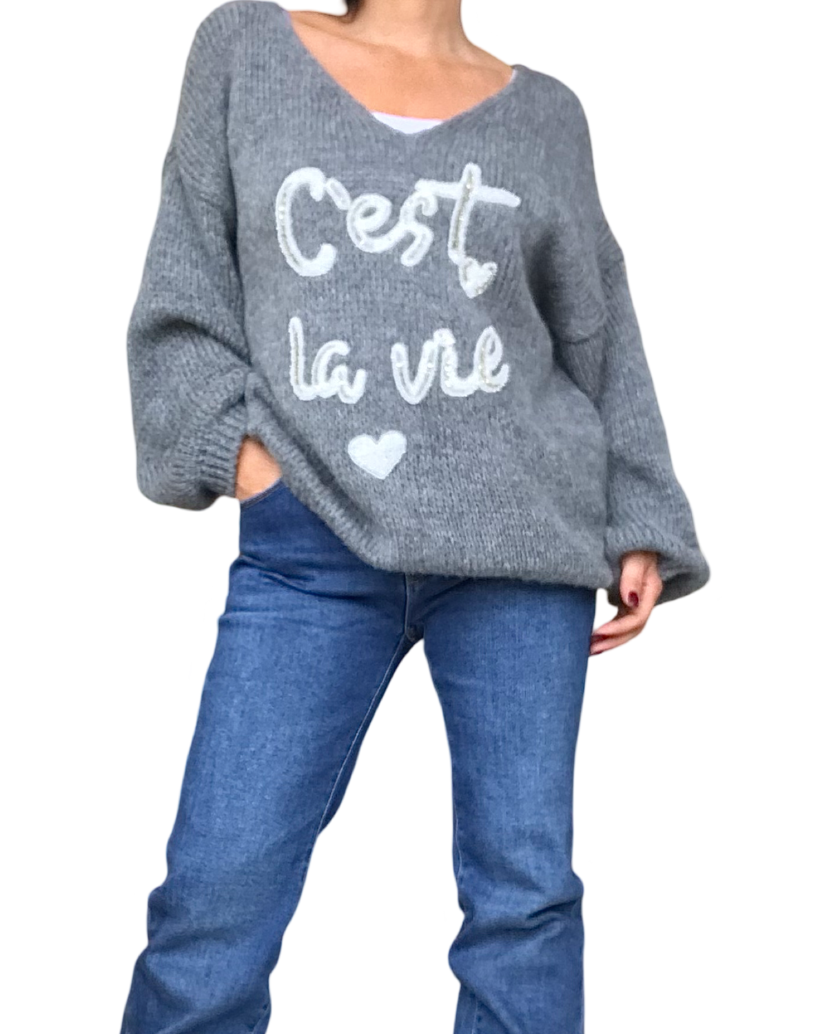 Chandail en tricot grosses mailles gris «  C’est la vie » manche longues et jeans