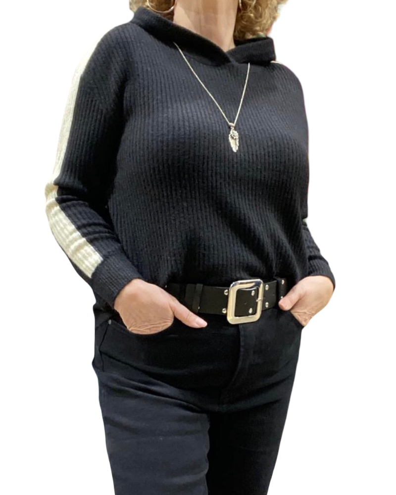 Chandail uni en tricot noir avec un capuchon