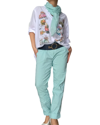 Blouse blanche avec voiture coccinelle et vélo agencé avec foulard Aqua, pantalon Aqua et ceinture marine large