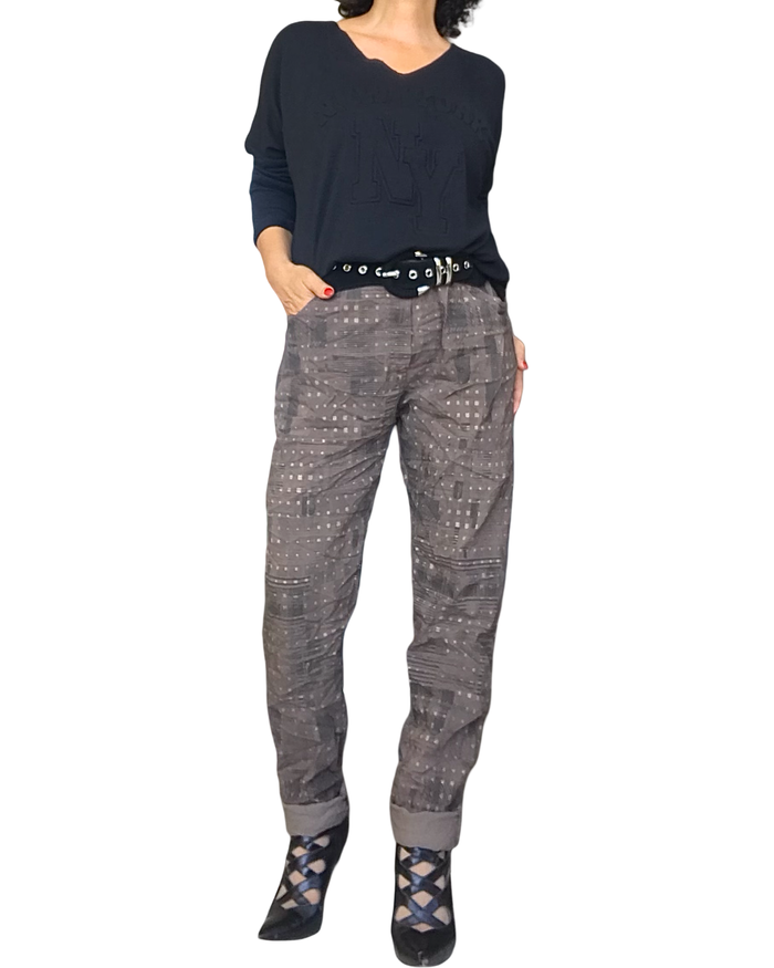 Chandail noir « New York » embossé avec pantalon gris imprimé et bottines – silhouette complète