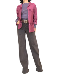 Chemise bourgogne brodée portée en surchemise sur un haut rayé, pantalon brun large – silhouette complète