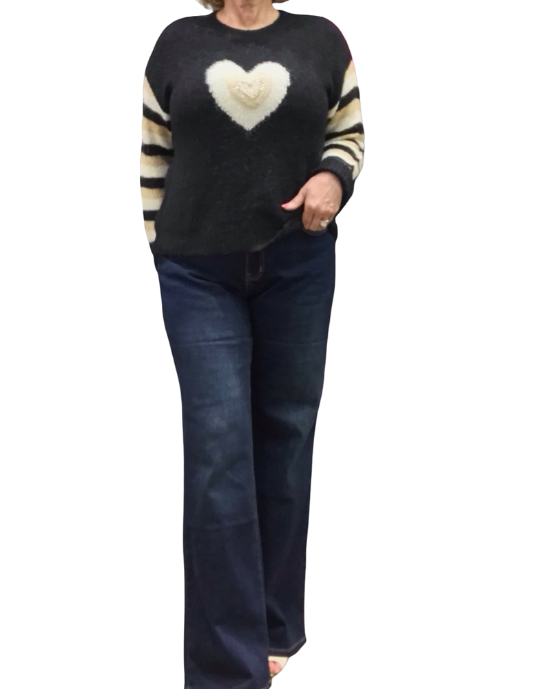 Chandail col rond noir en tricot avec un appliqué de cœur et manche rayée