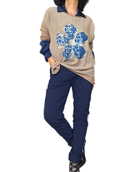 Pantalon marine à ruban argenté porté avec un chandail camel à marguerite – silhouette complète