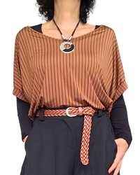 T-shirt cognac à rayures fines noires verticales, manche courte