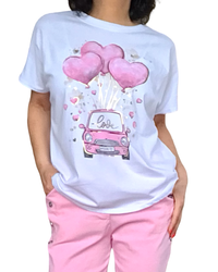 T-shirt blanc avec fiat et ballons rose bébé en forme de cœurs