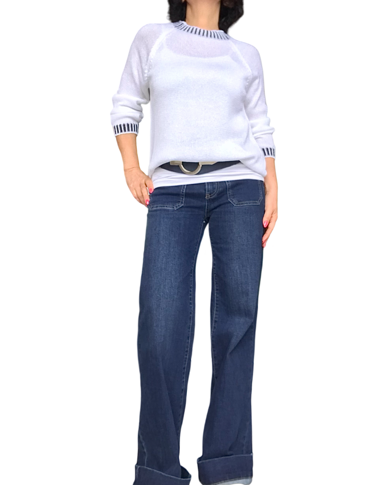 Chandail demi-col blanc en tricot fine rayures au collet avec jeans jambe droite foncé