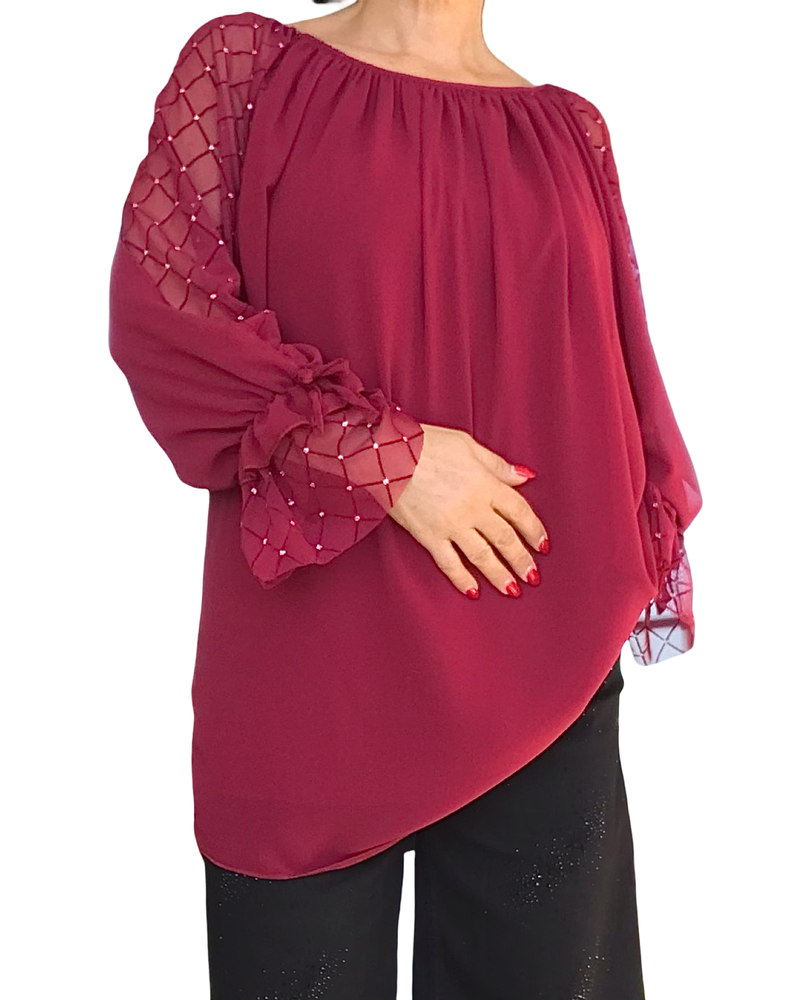 Blouse en voile unie rouge vin, pierres argentées le long des manches et volant au bas