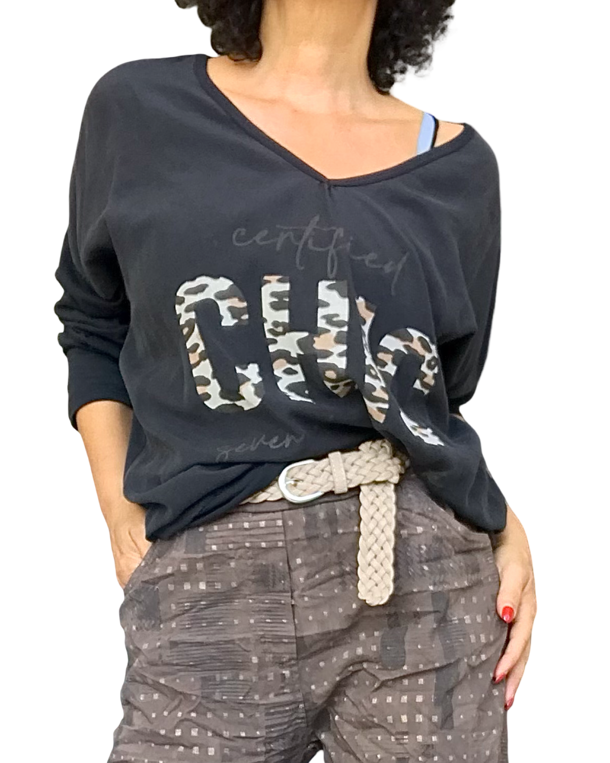 Chandail noir col V « certified CHIC » au motif léopard, porté avec ceinture tressée et pantalon imprimé