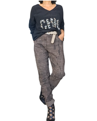 Chandail noir « CHIC » léopard avec pantalon gris imprimé et bottines – silhouette complète
