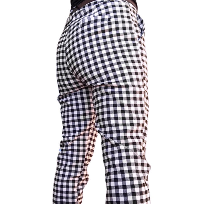 Pantalon à carreaux noir, blanc, et bleu ciel cigarette taille régulière de côté