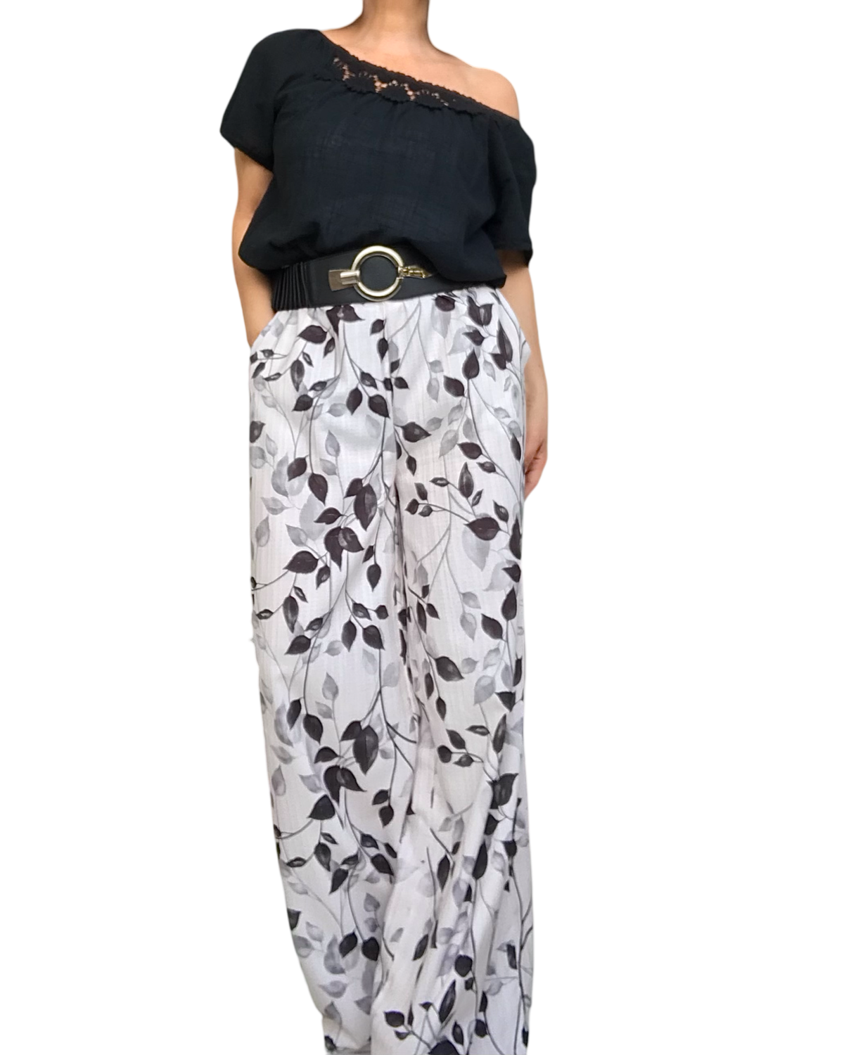 Pantalon palazzo crème à fleurs noires, taille élastique.  Agencer avec une tunique en coton, brodé à l’encolure, et une ceinture large noire élastique.