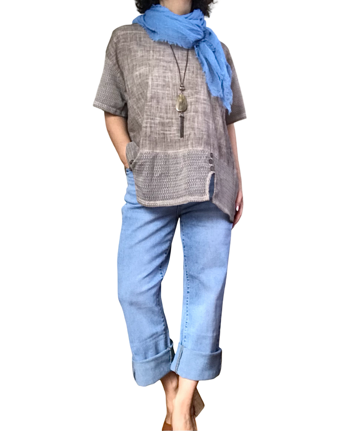 T-shirt uni moka avec un filet au bas garni de boutons