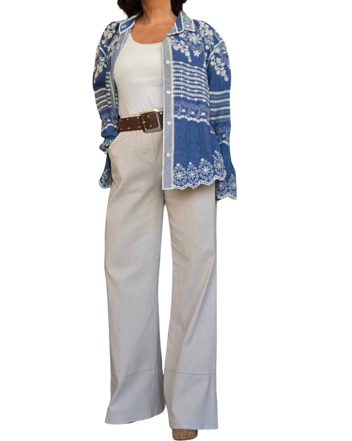 Chemise bleu jeans brodée blanc cassé à manche longue