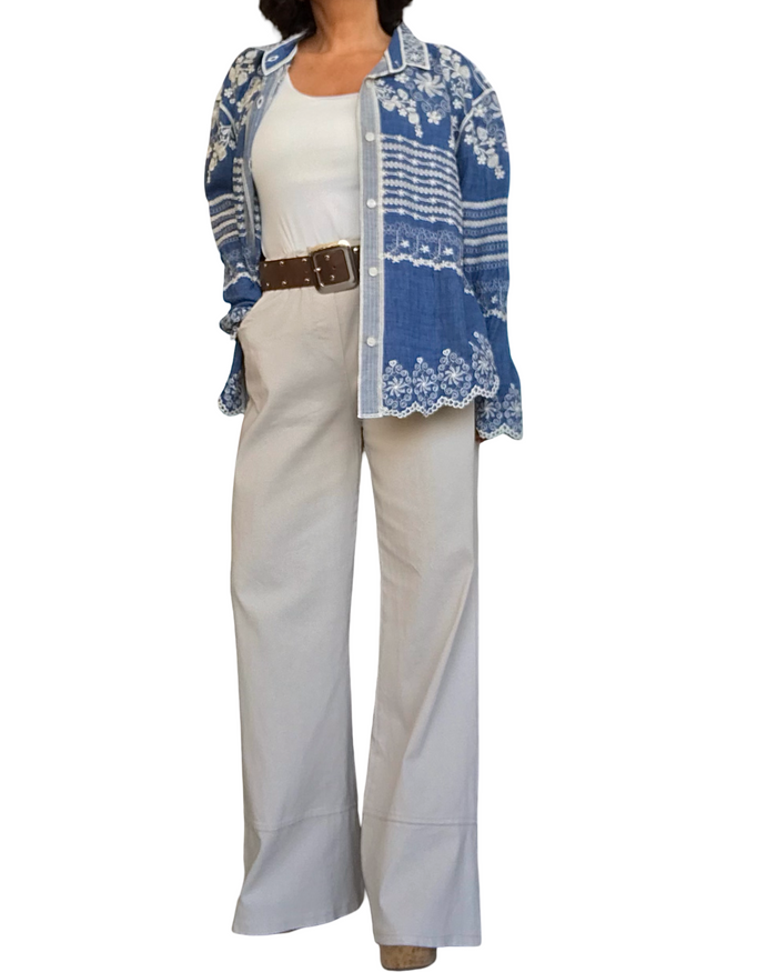 Chemise bleu jeans brodée blanc cassé à manche longue