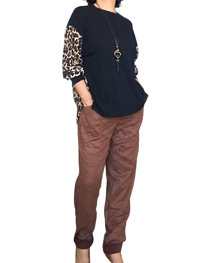 Chandail à manche longue noir avec les manches imprimées léopard