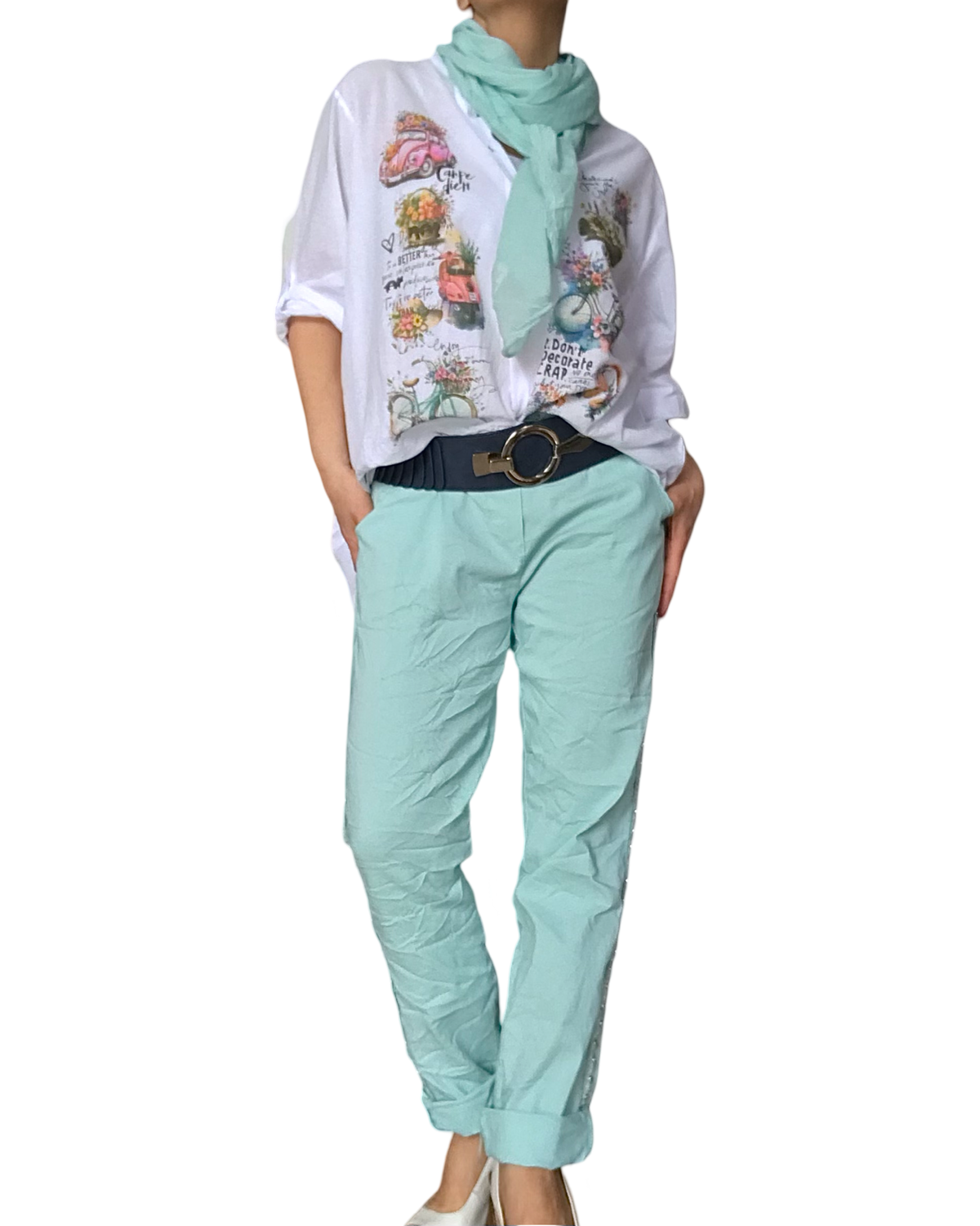 Pantalon aqua à taille élastique avec cordon et ruban de chaque coté.  Agencer avec une blouse blanche et un foulard uni vert aqua 