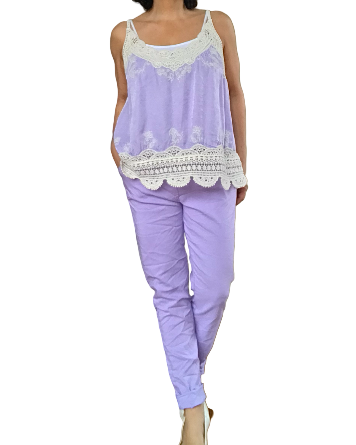 Camisole lilas avec bretelles en crochet blanc cassé