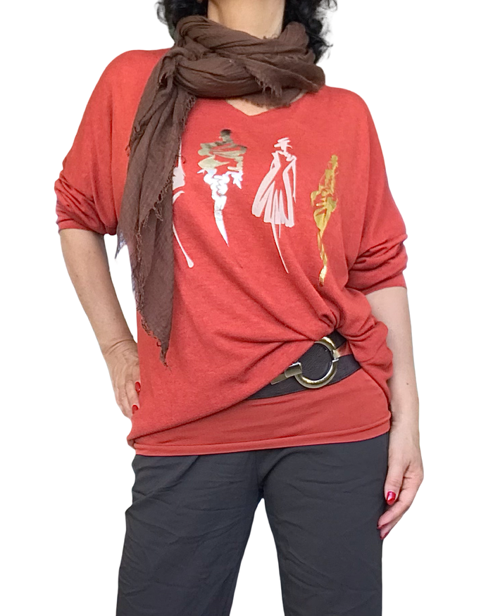 Chandail uni orange brulé col en V avec esquisse de 4 femmes devant