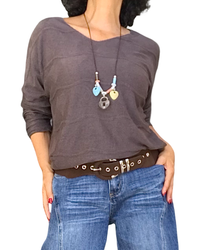 Chandail brun col V à cœurs et lignes texturées porté avec un collier à breloques et un jeans bleu