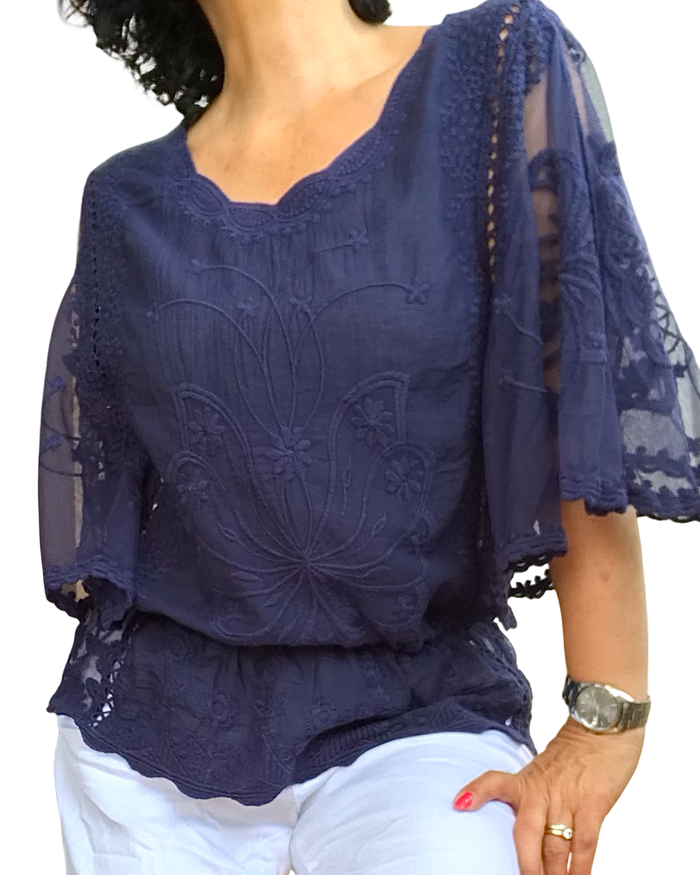 Blouse en voile bleu marin, dentelle et broderie, élastique à la taille | Livraison 27 Mai