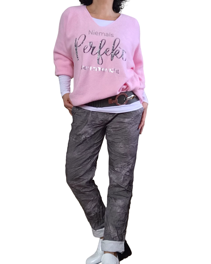 Chandail uni rose pale, col en V manche longue avec « Perfect » écrit en noir garni de petits cristaux