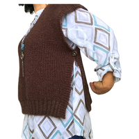 débardeur en tricot brun col en V de coté