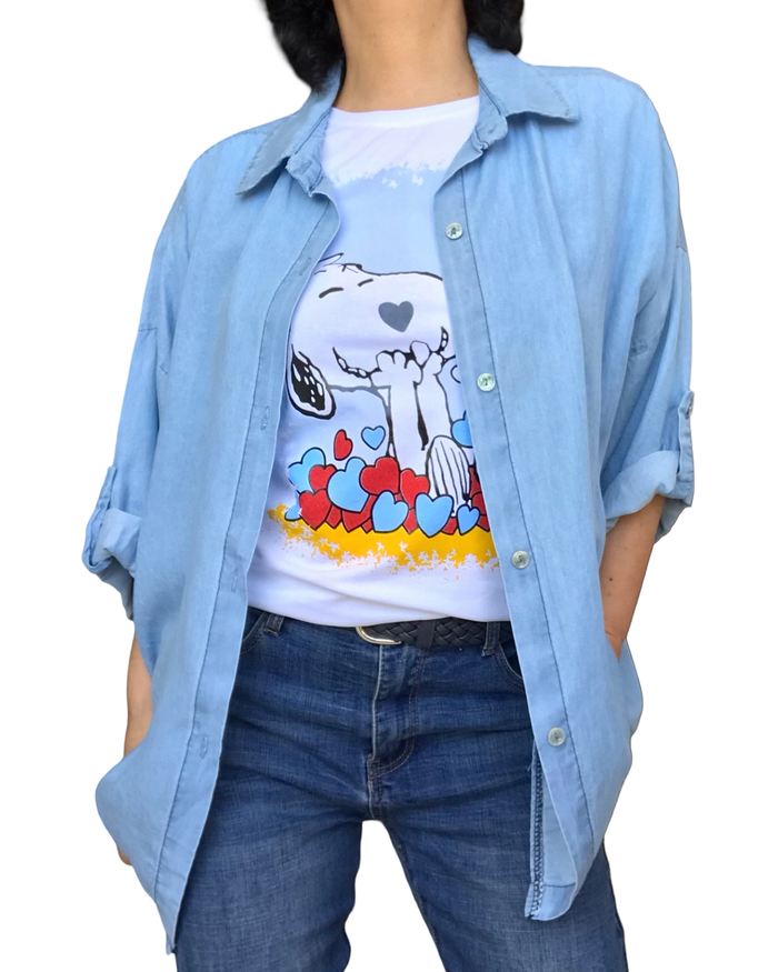 Chemise en jeans manches trois quarts. Bleu clair avec T-shirt blanc, dessin de Snoopy.