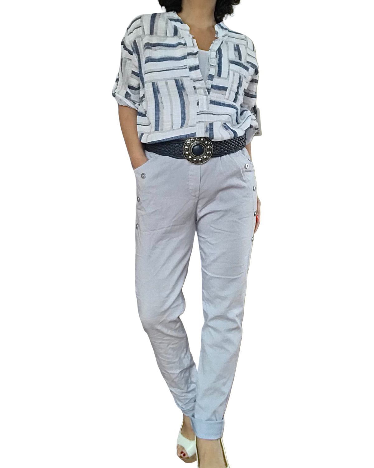 Pantalon gris pâle à taille élastique avec cordon et 4 boutons décoratifs