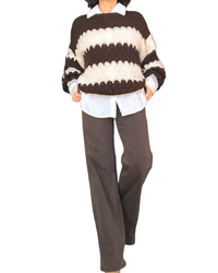 Chandail ondulé brun et blanc porté sur une chemise blanche, pantalon brun large – silhouette complète