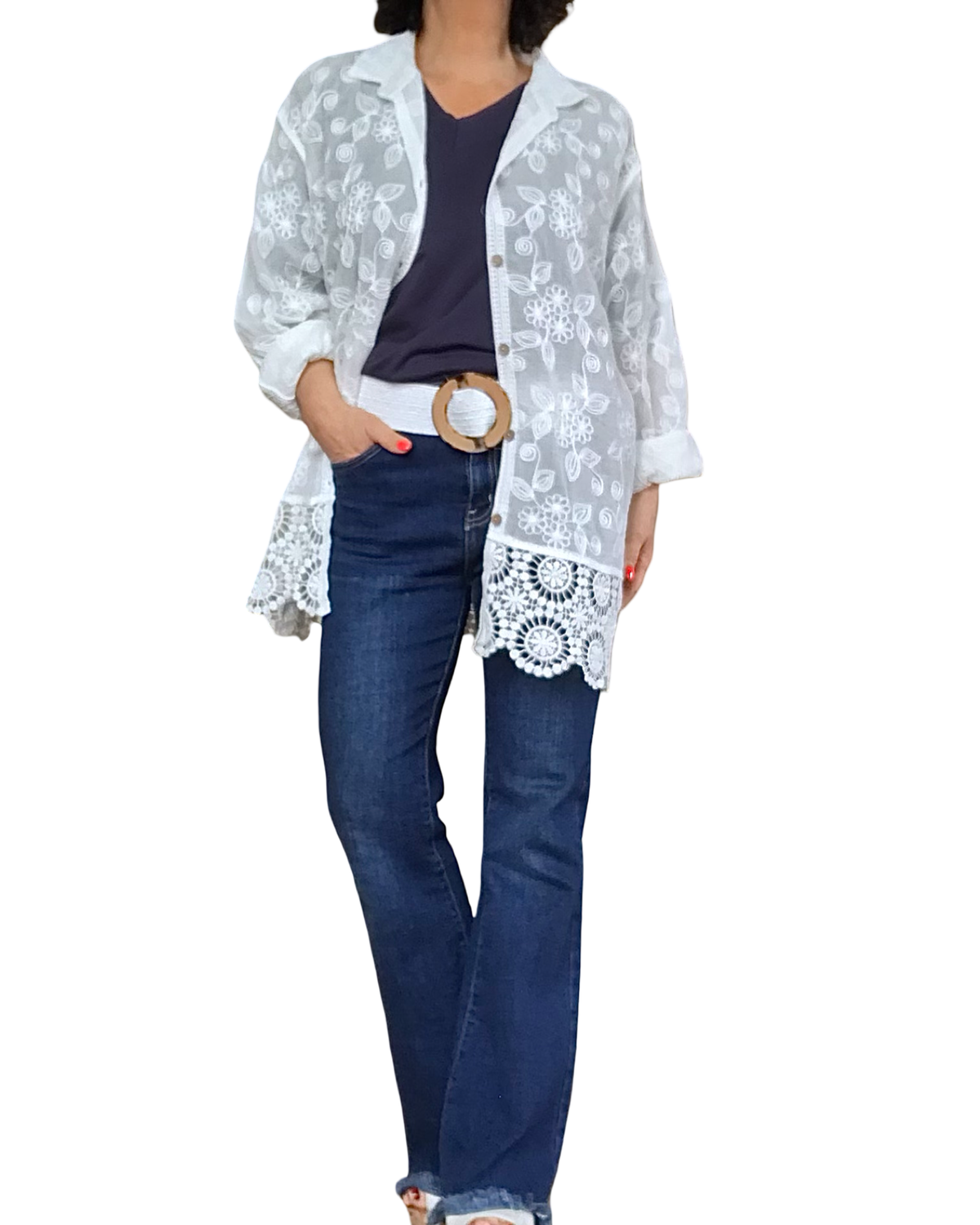 Chemise blanche brodée de fleurs, manche longue et crochet au bas