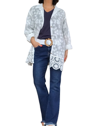 Chemise blanche brodée de fleurs, manche longue et crochet au bas