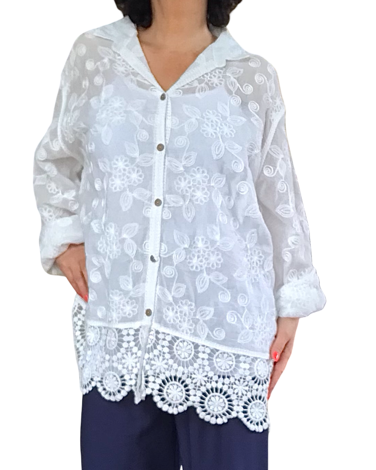 Chemise blanche brodée de fleurs, manche longue et crochet au bas