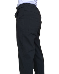 Pantalon noir à taille élastique avec cordon noir vu de coté