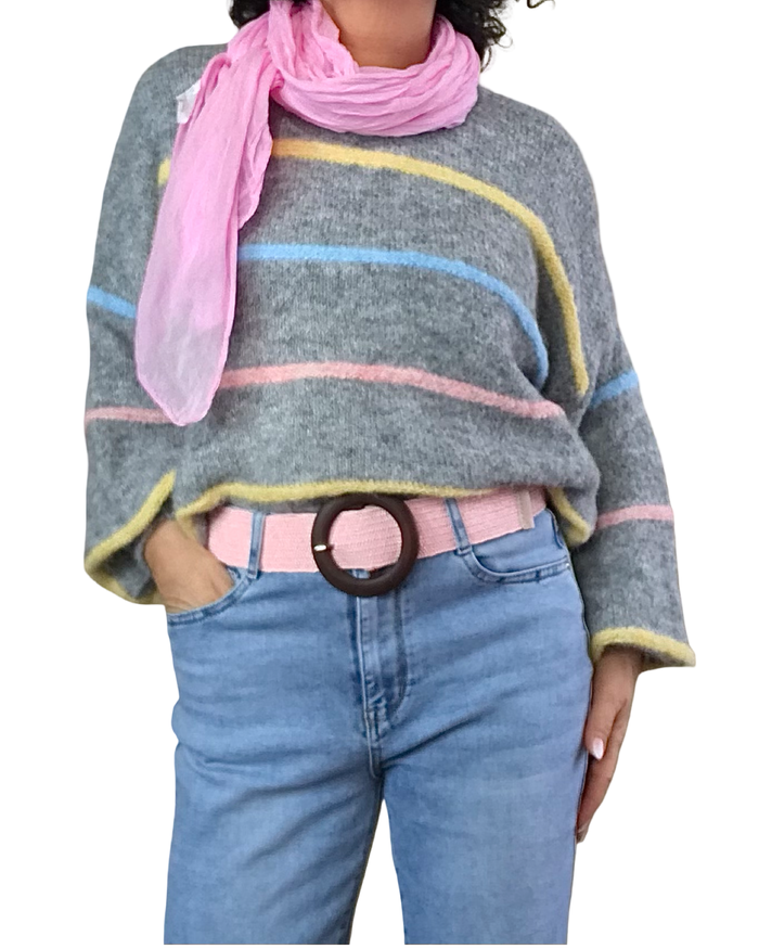 Chandail col rond en tricot gris chiné à 4 fines rayures jaune pale, rose pale et bleu ciel