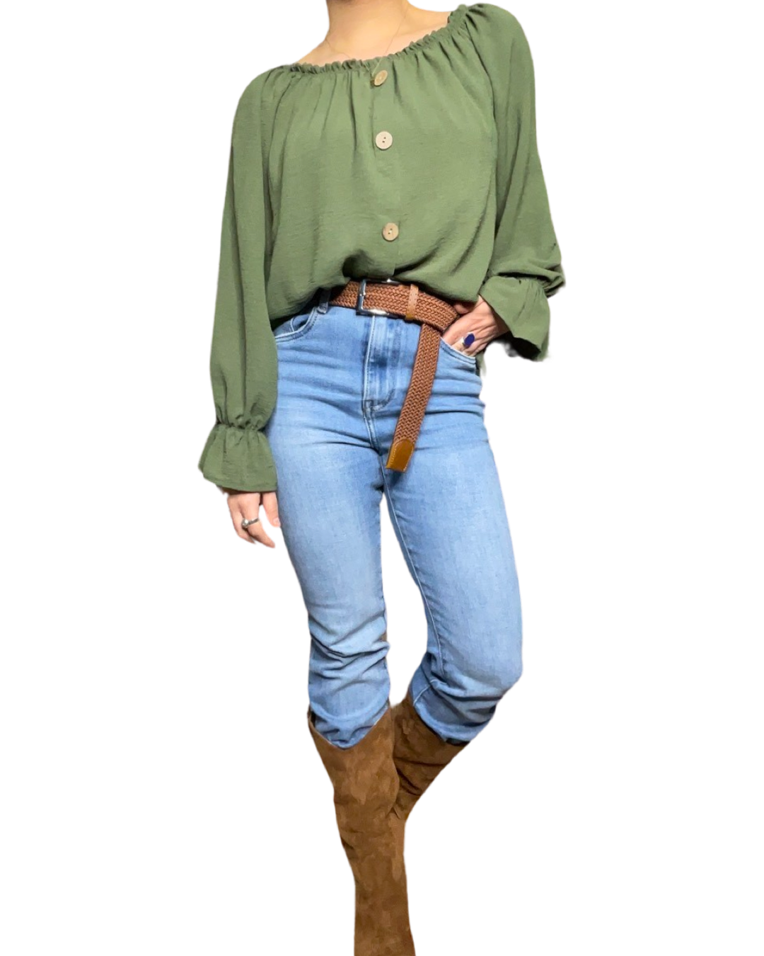 Blouse verte pour femme à manche longue avec ceinture, jeans et bottes marron. 