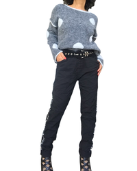 Chandail gris chiné à pastilles blanches avec pantalon noir à ruban argenté – silhouette complète