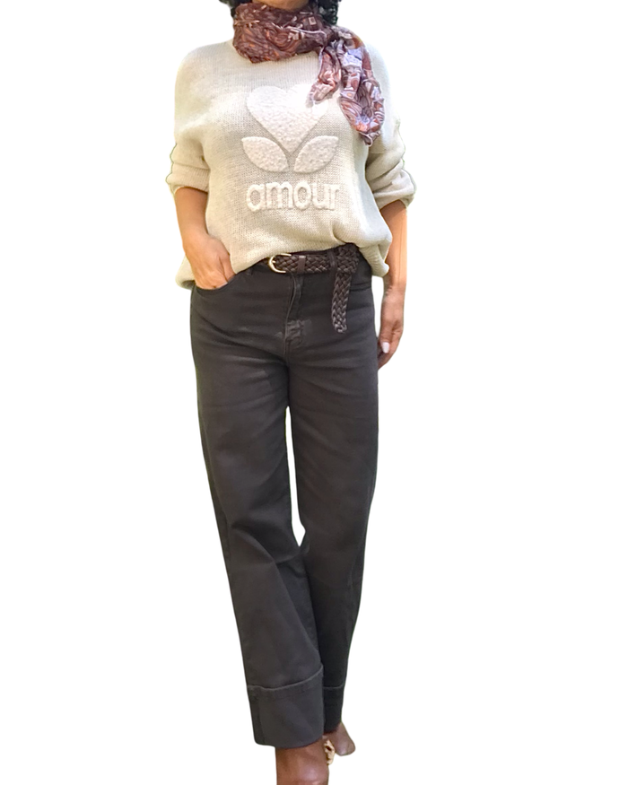 Chandail col rond uni beige en tricot avec un appliqué de cœur texturé beige