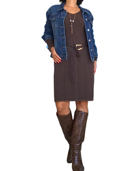 Robe en tricot brune au genou col en V