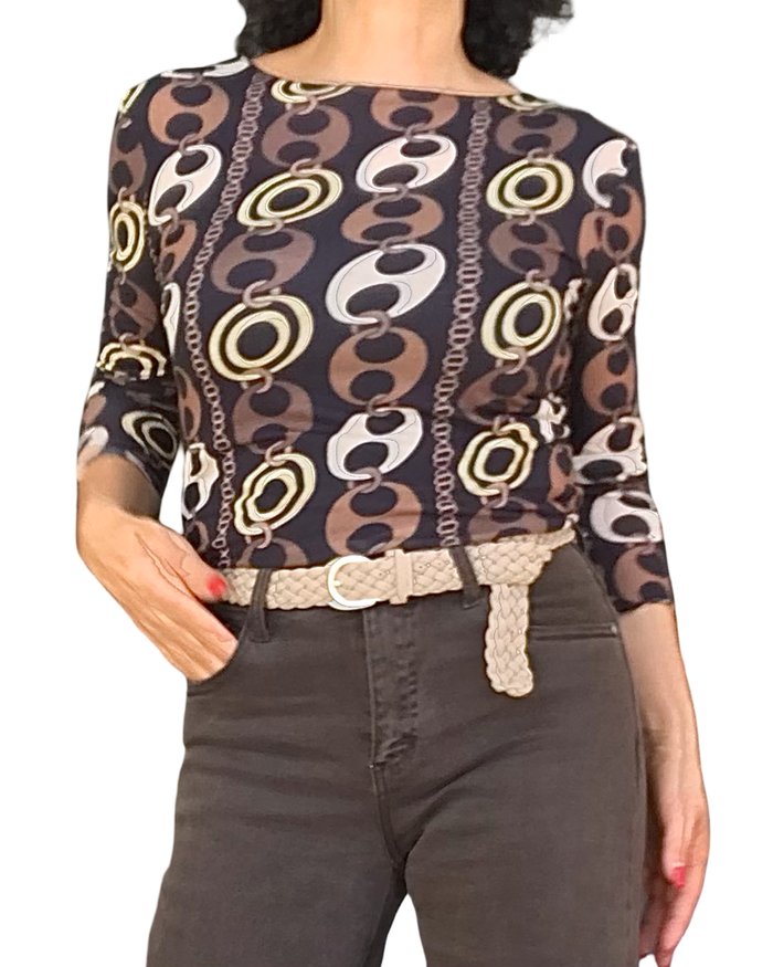 T-shirt noir à motif de grosses mailles et chaînes brun, beige et jaune pâle porté avec ceinture tressée
