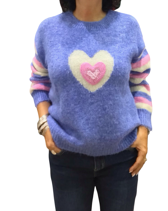 Chandail col rond bleu en tricot avec un appliqué de cœur et manche rayée