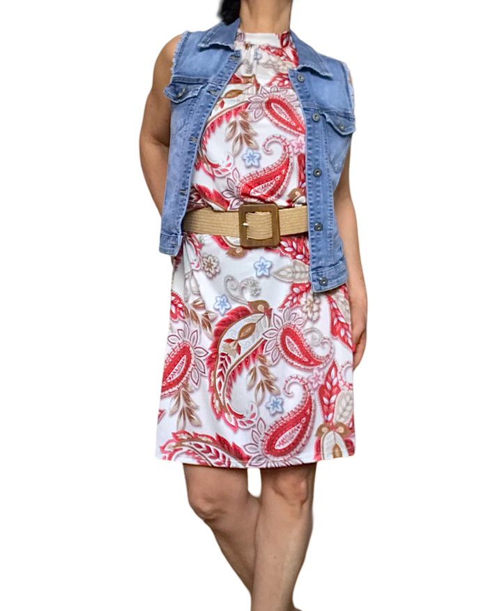 Robe courte en paisly rouge, nouée au cou avec ceinture, élastique et veste sans manches en jeans