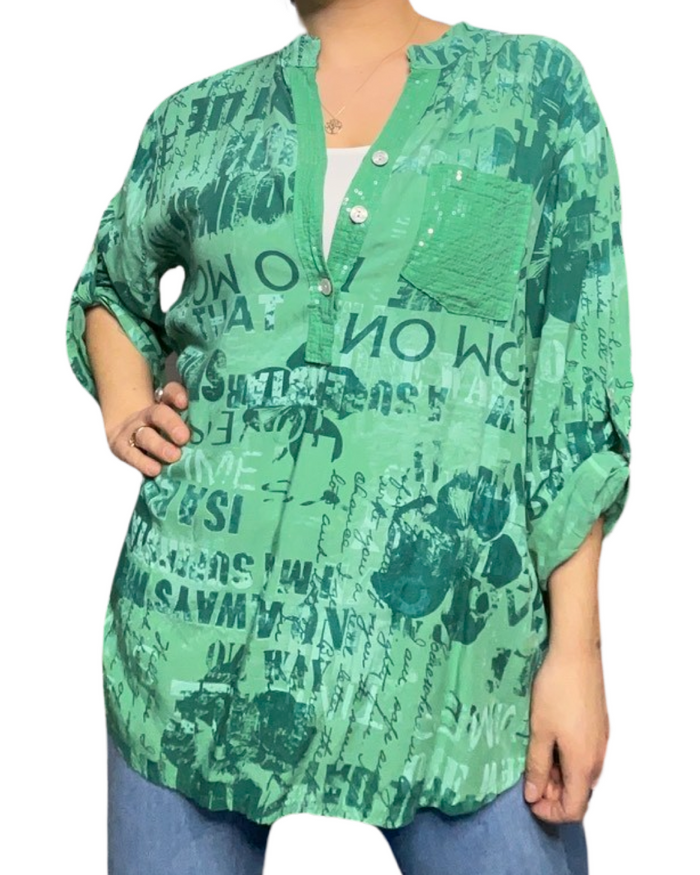 Blouse verte pour femme imprimé d’écritures à manche 3/4 avec camisole.