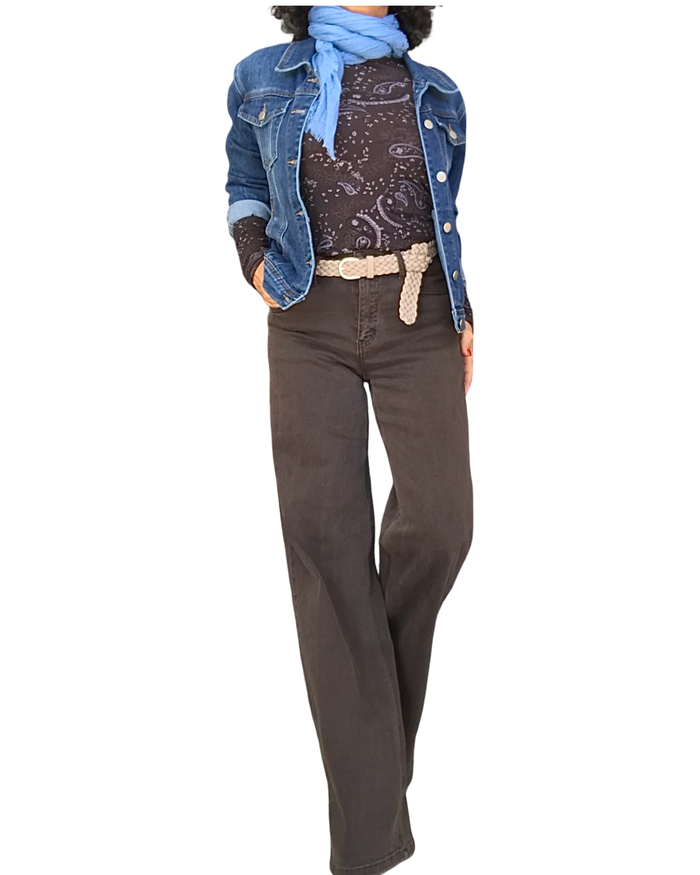 Tenue : t-shirt brun motif Paisley et jeans jacket avec foulard bleu, pantalon droit brun chocolat
