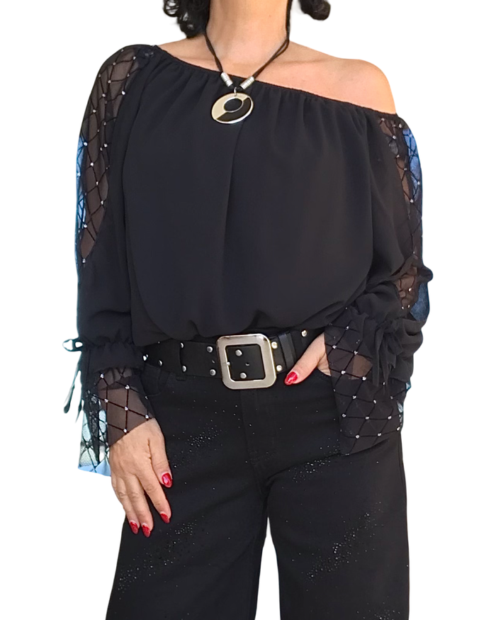 Blouse en voile unie noire, pierres argentées le long des manches et volant au bas