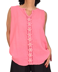 Camisole uni corail avec une lisière de fleurs brodée devant