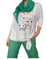 Foulard femme léger vert émeraude 20% soie avec chandail blanc à manche longue, boucle d'ajustement et pantalon vert émeraude.