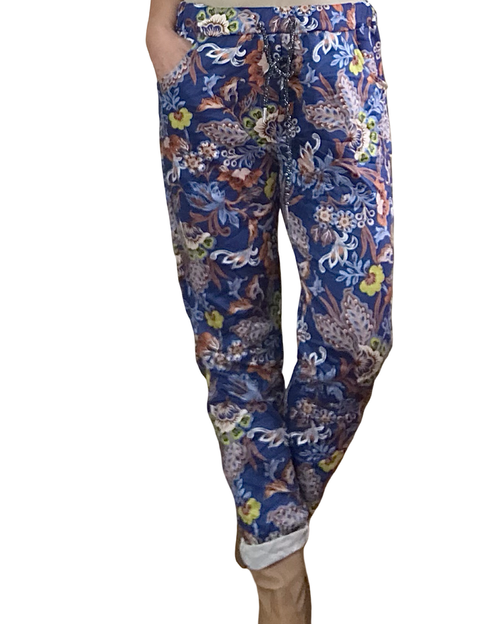 Pantalon imprimé floral bleu, beige, jaune et noisette en ultra suède à taille élastique avec cordon noir