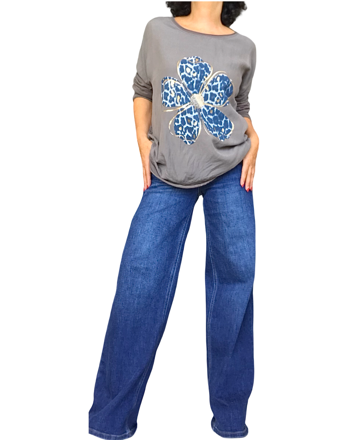 Chandail moka à marguerite marine et dorée avec jeans bleu large – silhouette complète